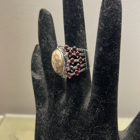 Jasper & garnet cocktail ring. - Picture 3 of 3